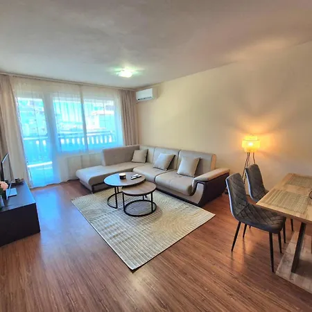 Melania In Complex Royal Towers 公寓 *