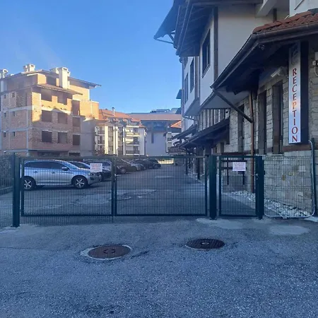 Melania In Complex Royal Towers *