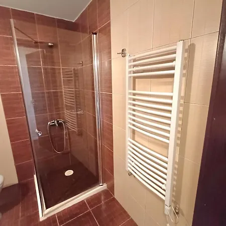 Melania In Complex Royal Towers *