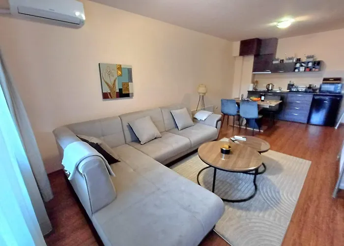 Апартамент Melania In Complex Royal Towers